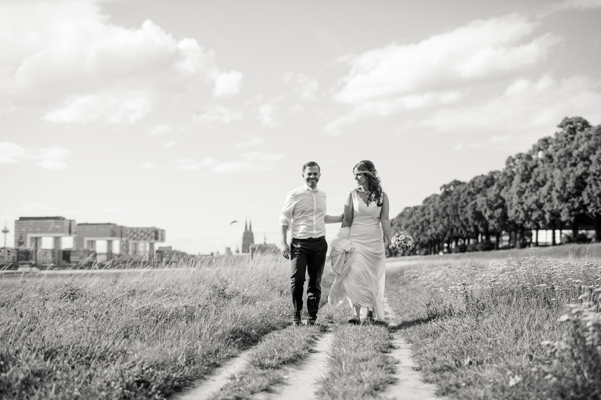 Janine+ Boris | Wir überraschen unsere Hochzeitsgäste mit dem bauwerk in Köln - Fotografin Guelten Hamidanoglu Koeln Hochzeiten Hochzeitsfotos  523 1