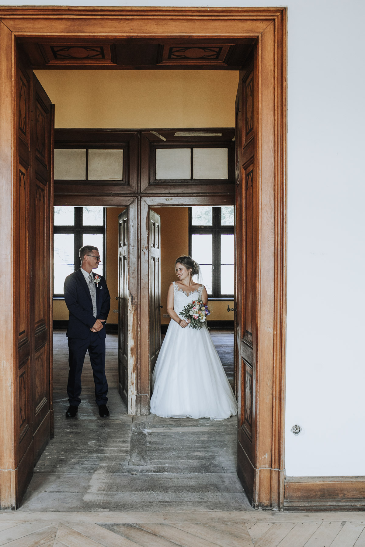 Fanny und Max | Hochzeit feiern auf Schloß Arenfels - Fotografin Guelten Hamidanoglu Fotografie Koeln FM 19 413
