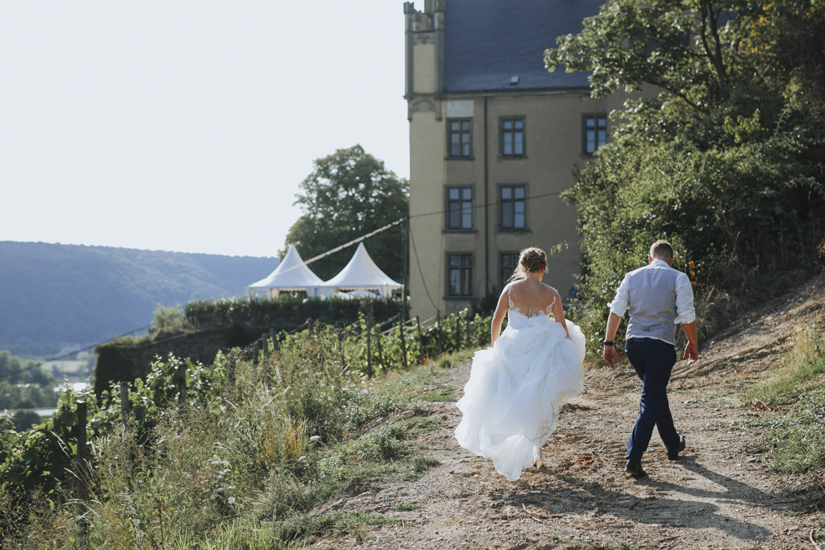 Fanny und Max | Hochzeit feiern auf Schloß Arenfels - Fotografin Guelten Hamidanoglu Fotografie Koeln FM 19 563